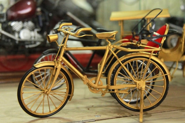 Miniatur sepeda karya Candiono Halim.