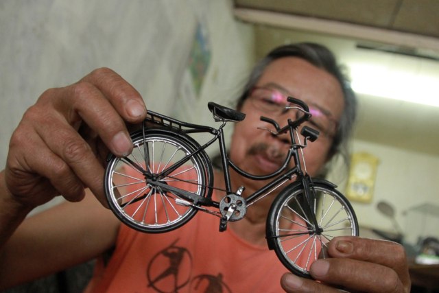 Foto: Miniatur Kendaraan dari Limbah Kabel Karya Warga Malang (69983)