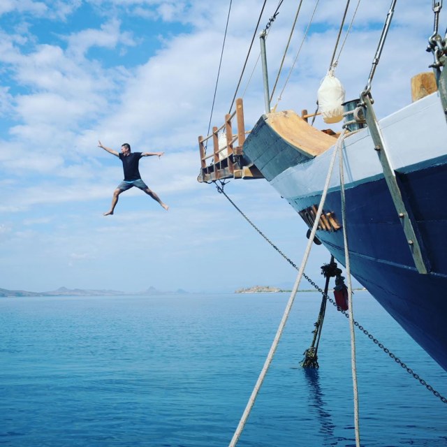 Pose Gading melompat dari kapal phinisi. Foto: Instagram @gadiiing