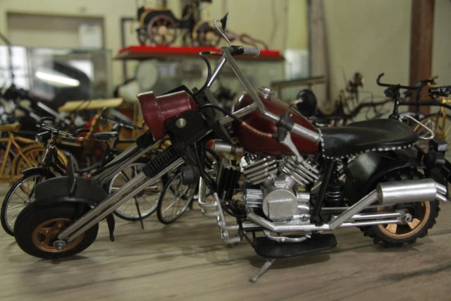 Foto: Miniatur Kendaraan dari Limbah Kabel Karya Warga Malang (69987)