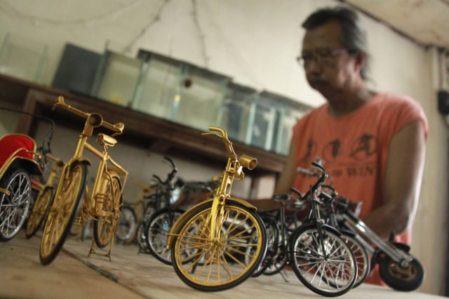 Foto: Miniatur Kendaraan dari Limbah Kabel Karya Warga Malang (69988)