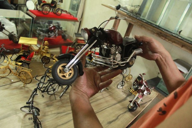 Foto: Miniatur Kendaraan dari Limbah Kabel Karya Warga Malang (69989)