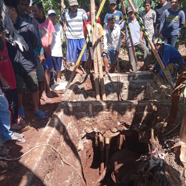 Suasana evakuasi kerbau yang terperosok ke lubang septic tank di Kuningan, Jawa Barat, berlangsung dramatis. (Ciremaitoday)