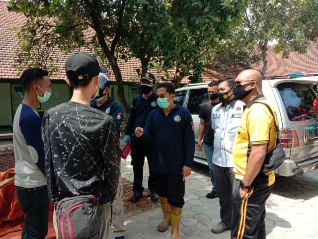 Petugas Satreskrim Polresta Malang Kota bersama tim Labfor Polda Jatim saat olah TKP di lokasi kejadian. Foto: Istimewa