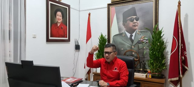 Sekjen DPP PDIP Hasto Kristiyanto menghadiri Rakercabsus PDIP Surabaya secara virtual.  Foto: Dok: PDIP