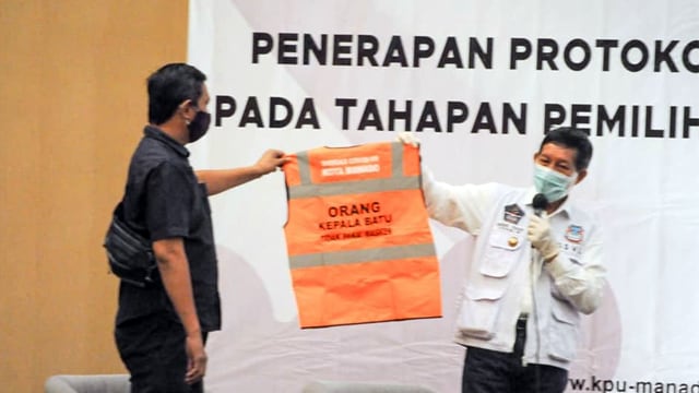 Rompi Orange bertuliskan Orang Kepala Batu diperkenalkan Wali Kota Manado. Rompi ini akan digunakan warga yang terjaring razia masker (foto: istimewa/allen sumerah)