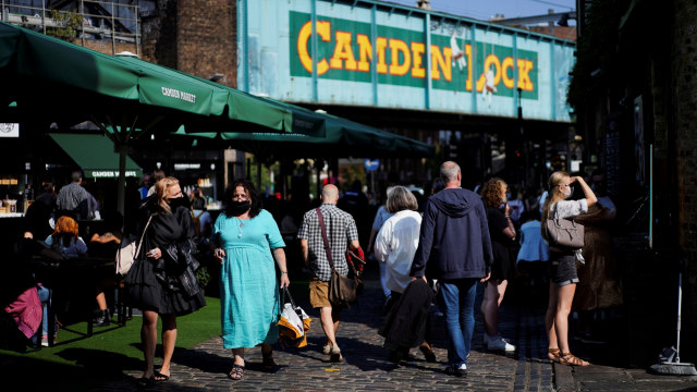 Orang-orang mengunjungi Stables Market, di Camden, London, Inggris, Sabtu (19/9). Foto: Henry Nicholls/REUTERS