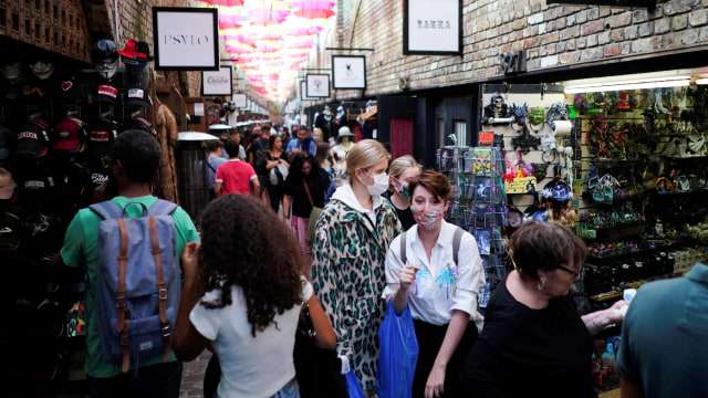 Kerumunan orang terlihat di Stables Market, di Camden, London, Inggris, Sabtu (19/9). Foto: Henry Nicholls/REUTERS