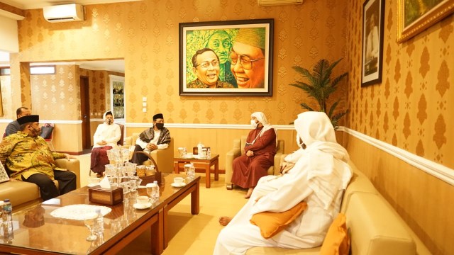 Ditemani Sang Ayah, Syekh Ali Jaber Berkunjung ke Kediaman Mahfud MD (77246)