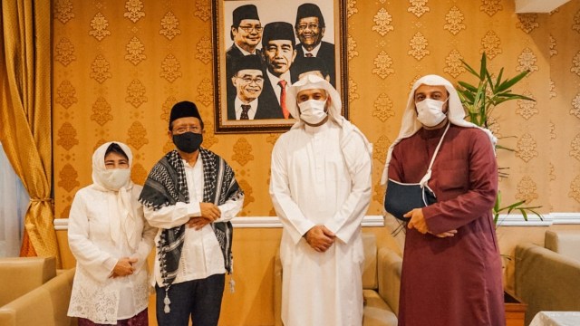 Ditemani Sang Ayah, Syekh Ali Jaber Berkunjung ke Kediaman Mahfud MD (77244)