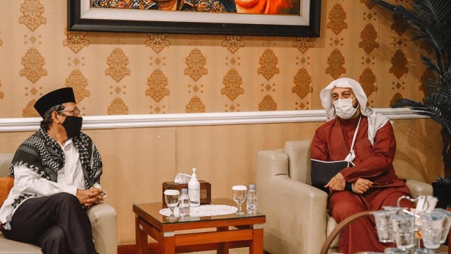 Ditemani Sang Ayah, Syekh Ali Jaber Berkunjung ke Kediaman Mahfud MD (77245)