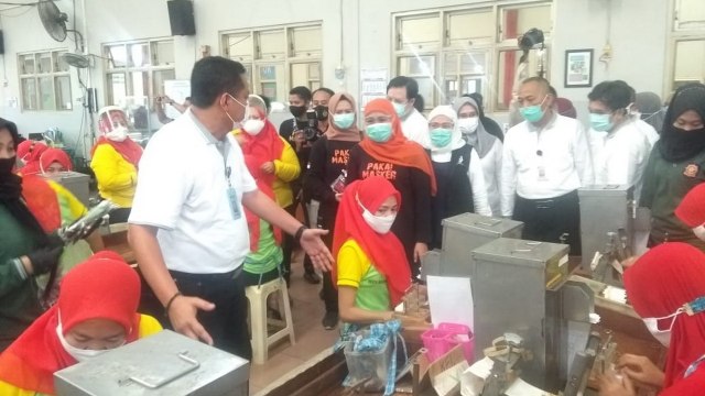 Gubernur Jawa Timur, Dra Hj Khofifah Indar Parawansa MSi, saat lakukan kunjungan di Koperasi Karyawan Redrying Bojonegoro (Kareb). Minggu (20/09/2020)