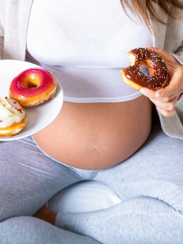 Ilustrasi ibu hamil makan yang manis-manis Foto: Shutterstock