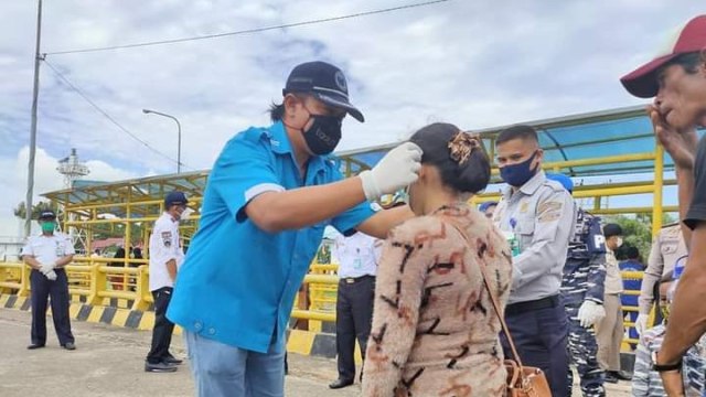 Satker Pelabuhan Penyeberangan Mamuju Bagikan Masker ke Penumpang Kapal (16027)