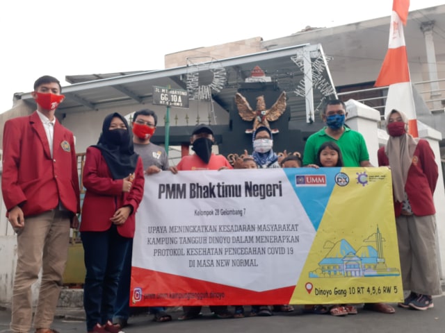 Foto: Mahasiswa UMM bersama beberapa warga Kampung Tangguh Dinoyo
