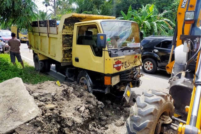 Diduga karena rem blog, truk jungkit menabrak pengawas proyek di Jalan Nasional Meulaboh-Tapak Tuan, Aceh, Minggu (20/9). Foto: Dok. Satlantas Polres Nagan Raya