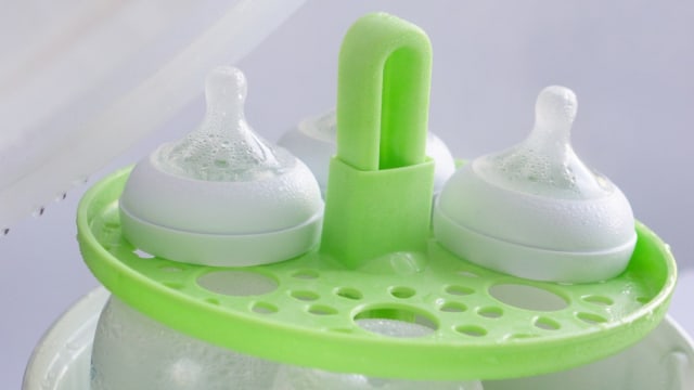 Apakah Botol Susu Bayi Harus Selalu Disterilisasi? (13778)