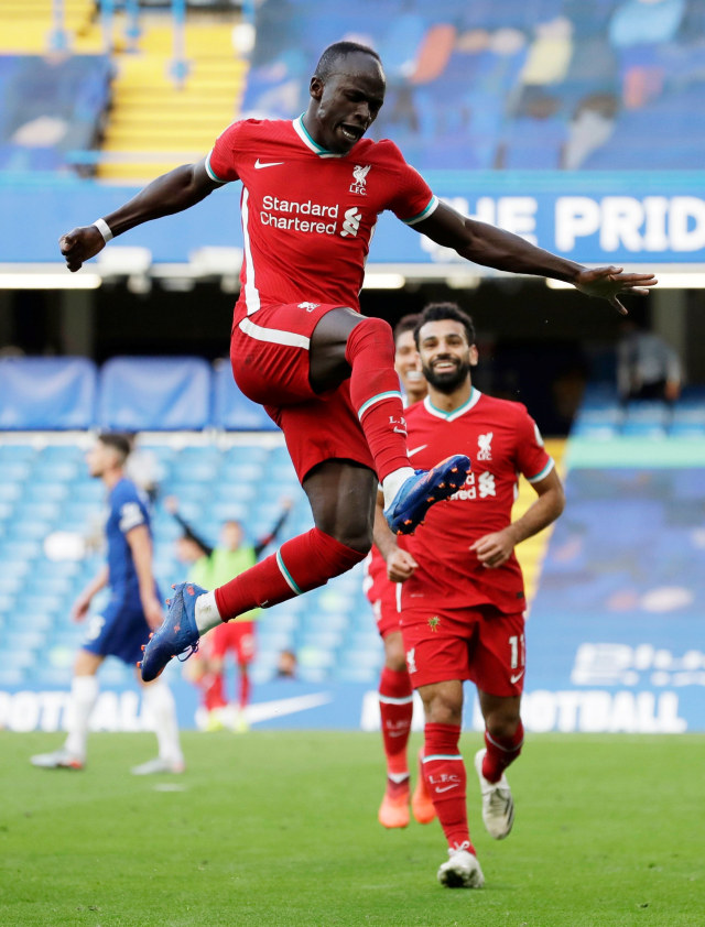 Selebrasi pemain Liverpool Sadio Mane usai mencetak gol ke gawang Chelsea pada lanjutan Premier League di Stamford Bridge, London, Inggris. Foto: Michael Regan/REUTERS