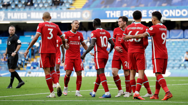 Selebrasi pemain Liverpool usai mencetak gol ke gawangChelsea pada lanjutan Premier League di Stamford Bridge, London, Inggris. Foto:  Matt Dunham/REUTERS