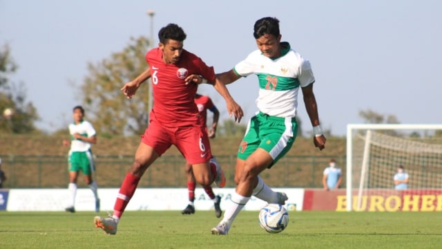 Pemain depan Timnas U-19, Saddam Gaffar (kanan),saat berebut bola dengan pemain Qatar U-19.  Foto: Dok: PSSI