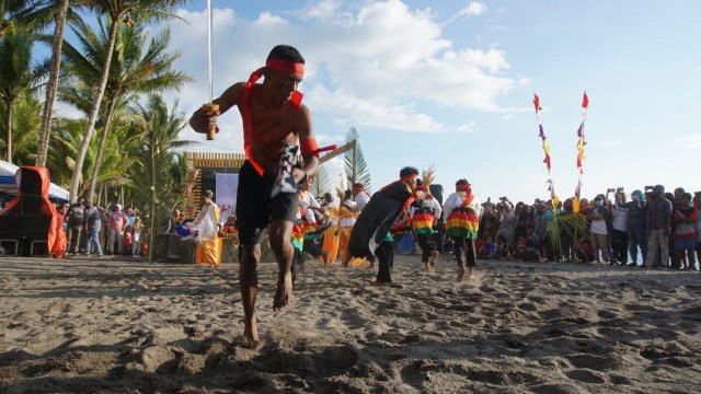 Tarian Soya-soya ditampilkan pada Festival Lapasi bertajuk Dancing And The Sunset di Halmahera Barat, Maluku Utara. Foto: Fuad