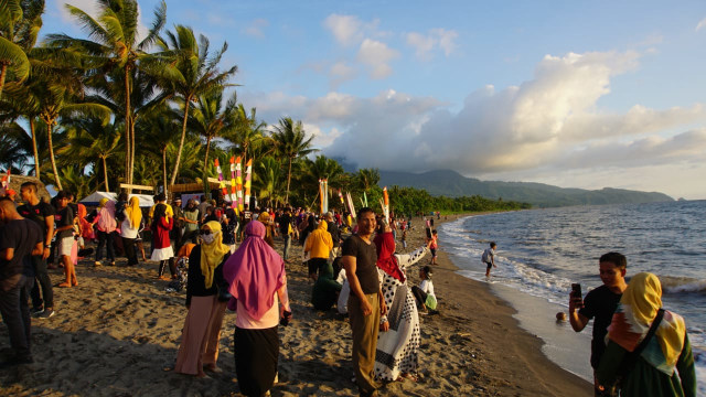 Foto: Semarak Festival Pantai Lapasi di Halmahera Barat (21933)