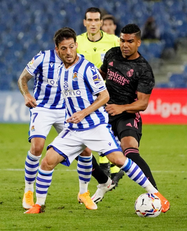 Pemain Real Madrid Casemiro berebut bola dengan pemain Real Sociedad David Silva pada pertandingan La Liga Spantol di Reale Arena, San Sebastian, Spanyol. Foto: Vincent West/REUTERS