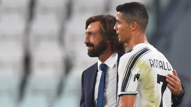 Pelatih Juventus Andrea Pirlo dan Cristiano Ronaldo usai pertandingan melawan Sampdoria pada lanjutan Serie A Italia di Stadion Allianz, Turin, Italia.  Foto: Massimo Pinca/REUTERS