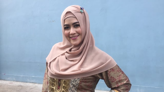 Baru Cerai dari Kiwil, Meggy Wulandari Posting Foto Gandengan Tangan Pria Lain (10300)