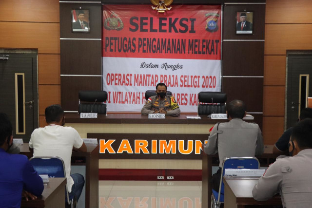 ﻿﻿﻿Kabag Ops Polres Karimun, AKP Lulik Febyantara, memberikan pengerahan kepada peserta seleksi Walpri pasangan calon Pilkada Karimun 2020. Foto: Istimewa