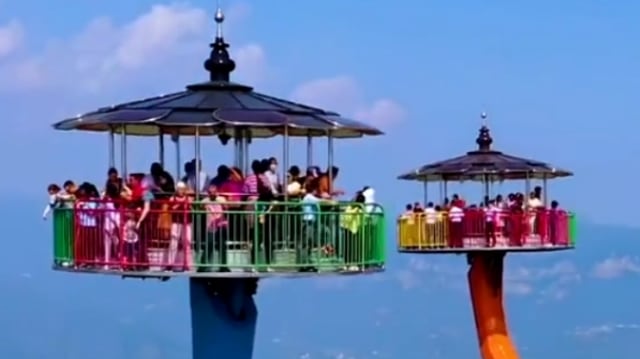 Wahana Ekstrem di China Viral di TikTok, Terbang di Atas Ketinggian 1.000 Meter (17057)