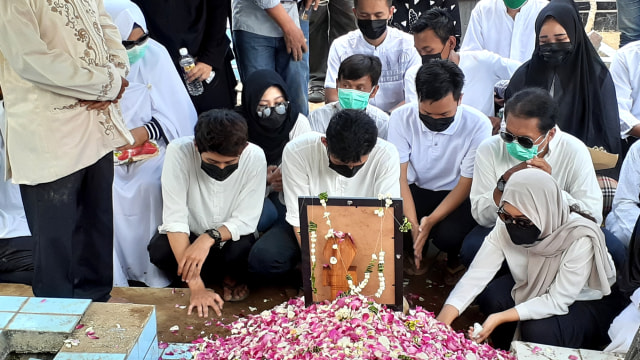 Video: Mengantar Jasad Rinaldi, Korban Mutilasi di Kalibata City, ke Pemakaman (109854)