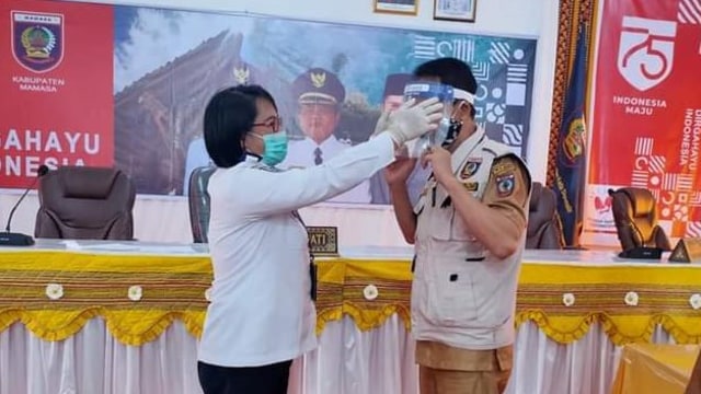 BPTD Wilayah XIX Sulselbar Bagikan Masker ke Pengguna Jalan di Mamasa (56216)