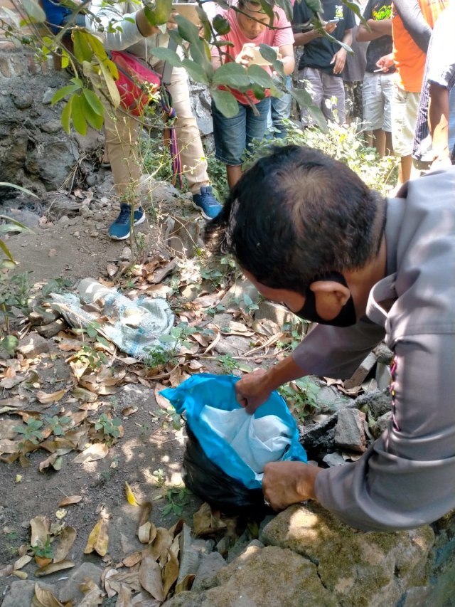Polisi temukan kain kafan diduga milik jasad di Jombang yang makamnya dibongkar. Foto: Polsek Ngoro