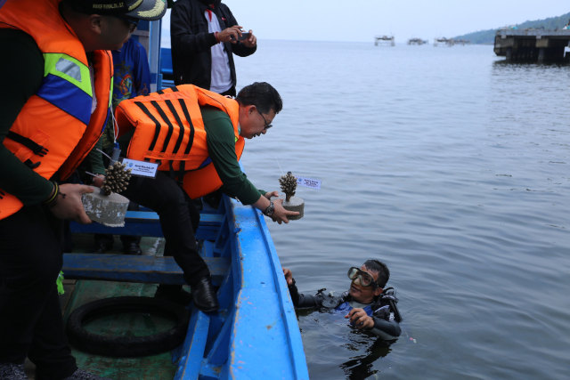 Dorong Pariwisata di Pulau Lemukutan, PLN Kalbar Kucurkan Bantuan Rp 150 Juta (102516)