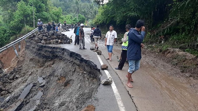 Jalan lintas nasional penghubung Bukittinggi-Pasaman amblas, jalan tersebut juga merupakan jalan menuju Sumatera Utara (Foto: Dok. BPBD Agam)