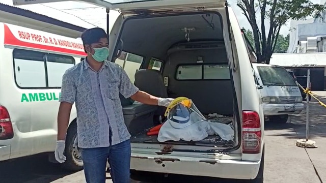 Johanes Berce Ponamon, sopir ambulans yang menjadi korban saat mobil yang digunakannya untuk mengantarkan jenazah terkonfirmasi COVID-19 dilempari batu oleh warga