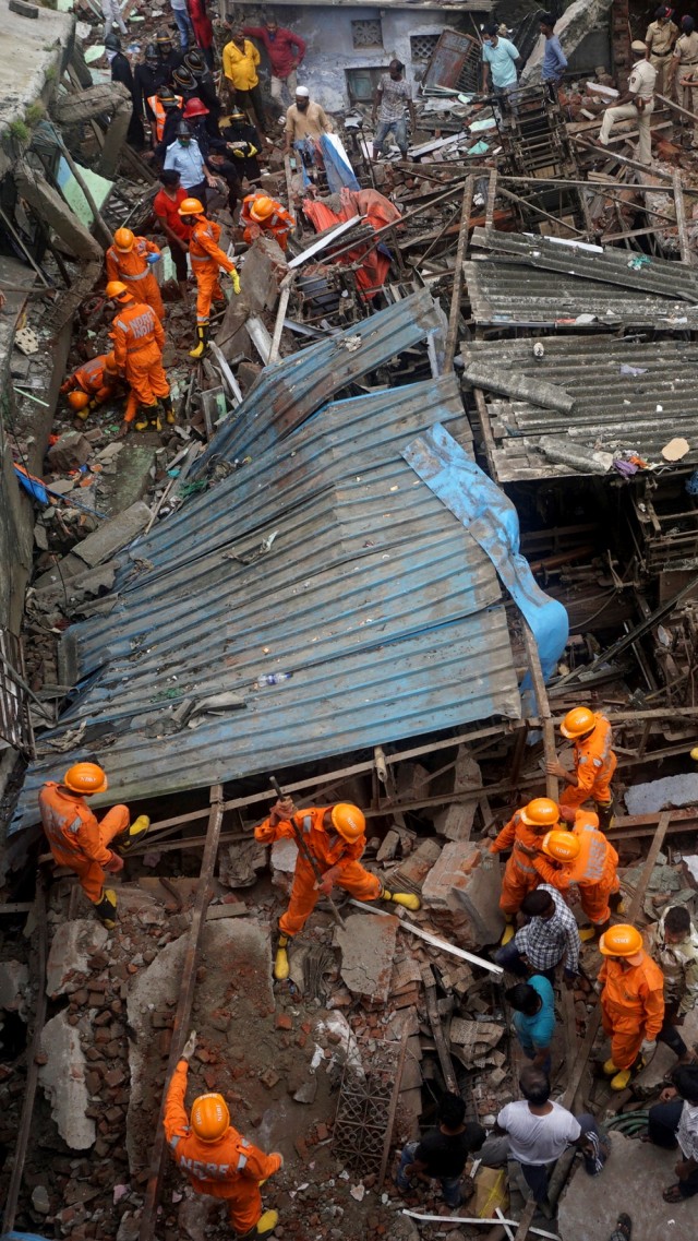 Pasukan Tanggap Bencana Nasional (NDRF) saat mencari korban selamat setelah bangunan tempat tinggal runtuh di Bhiwandi di pinggiran Mumbai, India, (21/9). Foto: Praful Gangurde/AP Photo