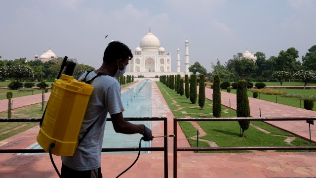 Suasana Taj Mahal ketika kembali dibuka. Foto: Alasdair Pal/Reuters