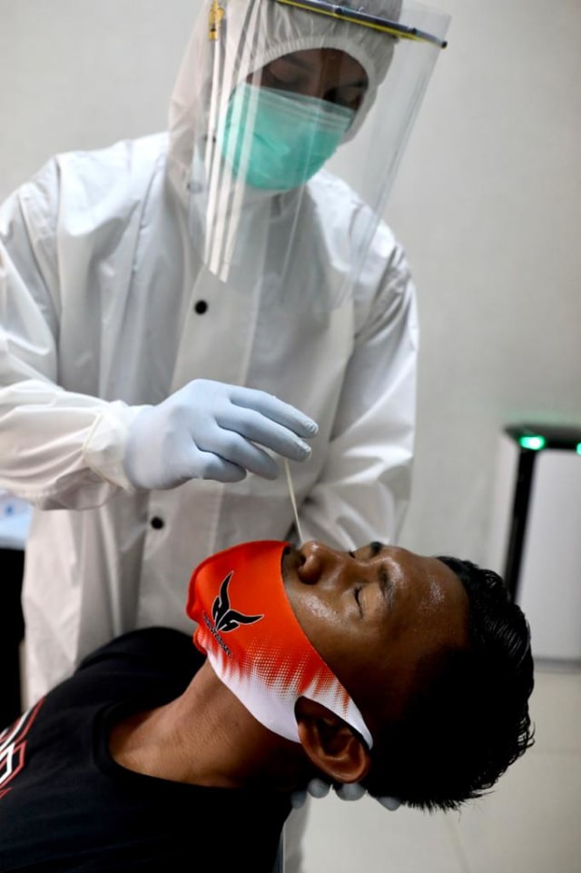 Pemain Persiraja menjalani tes swab COVID-19 di Laboratorium Penyakit Infeksi Unsyiah Banda Aceh, Senin (21/9), sebagai salah satu syarat wajib yang ditetapkan operator Liga 1 2020 dan PSSI. Foto: Suparta/acehkini