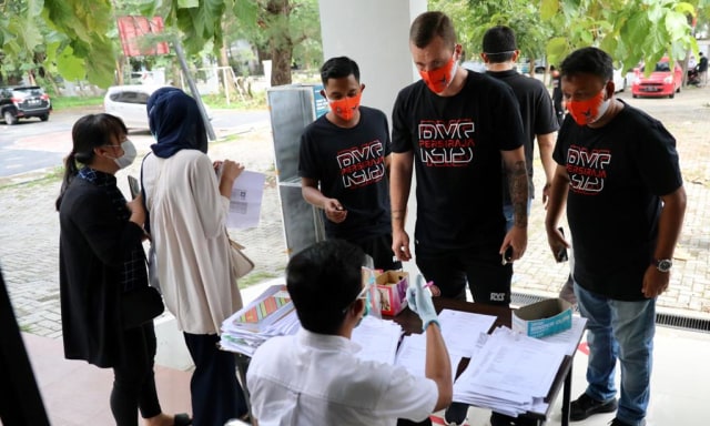Foto: Skuat Persiraja Banda Aceh Jalani Tes Swab Sambut Kelanjutan Liga 1 2020 (105441)