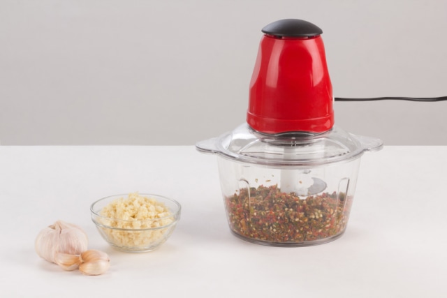 Antirepot! 5 Peralatan Masak yang Mempermudah Mencacah Bawang Putih (34335)