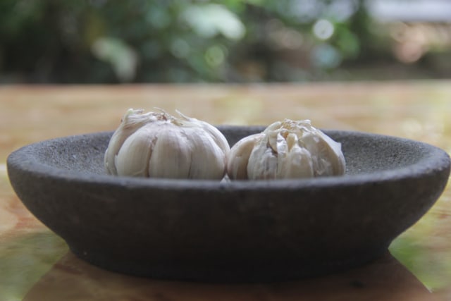 Antirepot! 5 Peralatan Masak yang Mempermudah Mencacah Bawang Putih (34334)