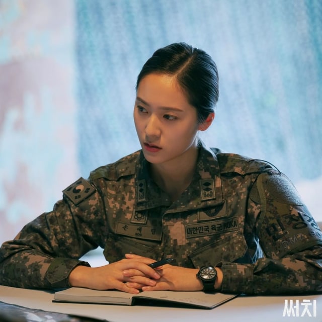 Krystal Bicara soal Perannya Jadi Tentara di Drama Korea 'Search' (17835)