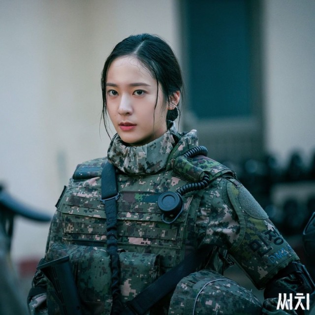 Krystal Bicara soal Perannya Jadi Tentara di Drama Korea 'Search' (17837)