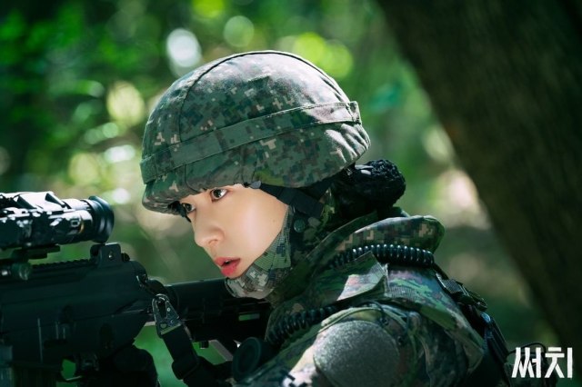 Krystal Bicara soal Perannya Jadi Tentara di Drama Korea 'Search' (17838)
