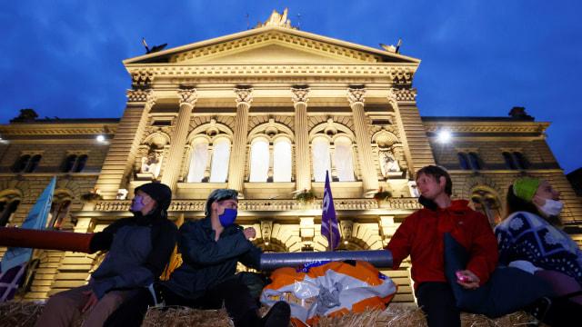 Aktivis lingkungan menggelar tenda di Swiss sebagai aksi unjuk rasa. Foto: Reuters/Denis Balibouse