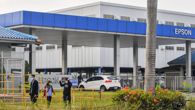 Sejumlah karyawan melintas di pintu keluar perusahaan EPSON, Kawasan East Jakarta Industrial Park (EJIP), Cikarang, Kabupaten Bekasi, Jawa Barat, Senin (21/9).  Foto: Fakhri Hermansyah