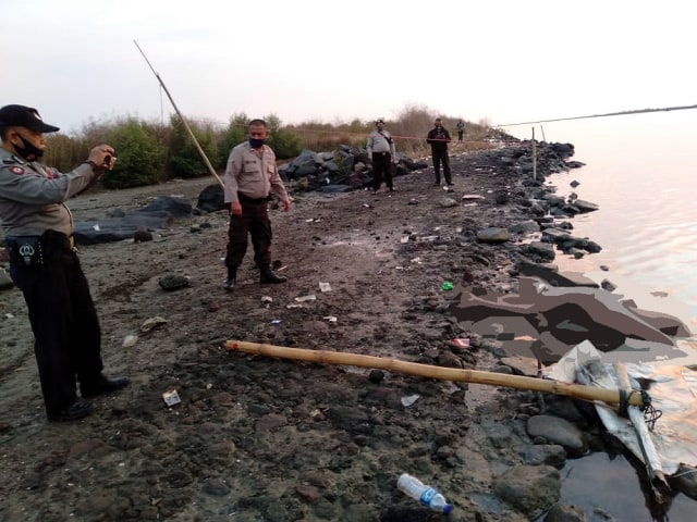 Petugas saat hendak mengevakuasi sesosok mayat yang ditemukan di Pantai Kejawanan, Kota Cirebon. (Juan)