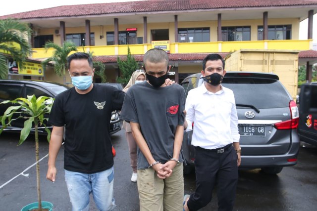 Sempat Bertemu, Alpin Andrian Penusuk Syekh Ali Jaber Menangis di Pelukan Ibunya (192501)
